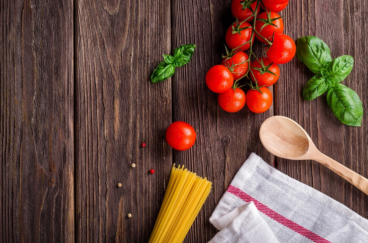 spaghetti, tomatoes, basil-1932466.jpg